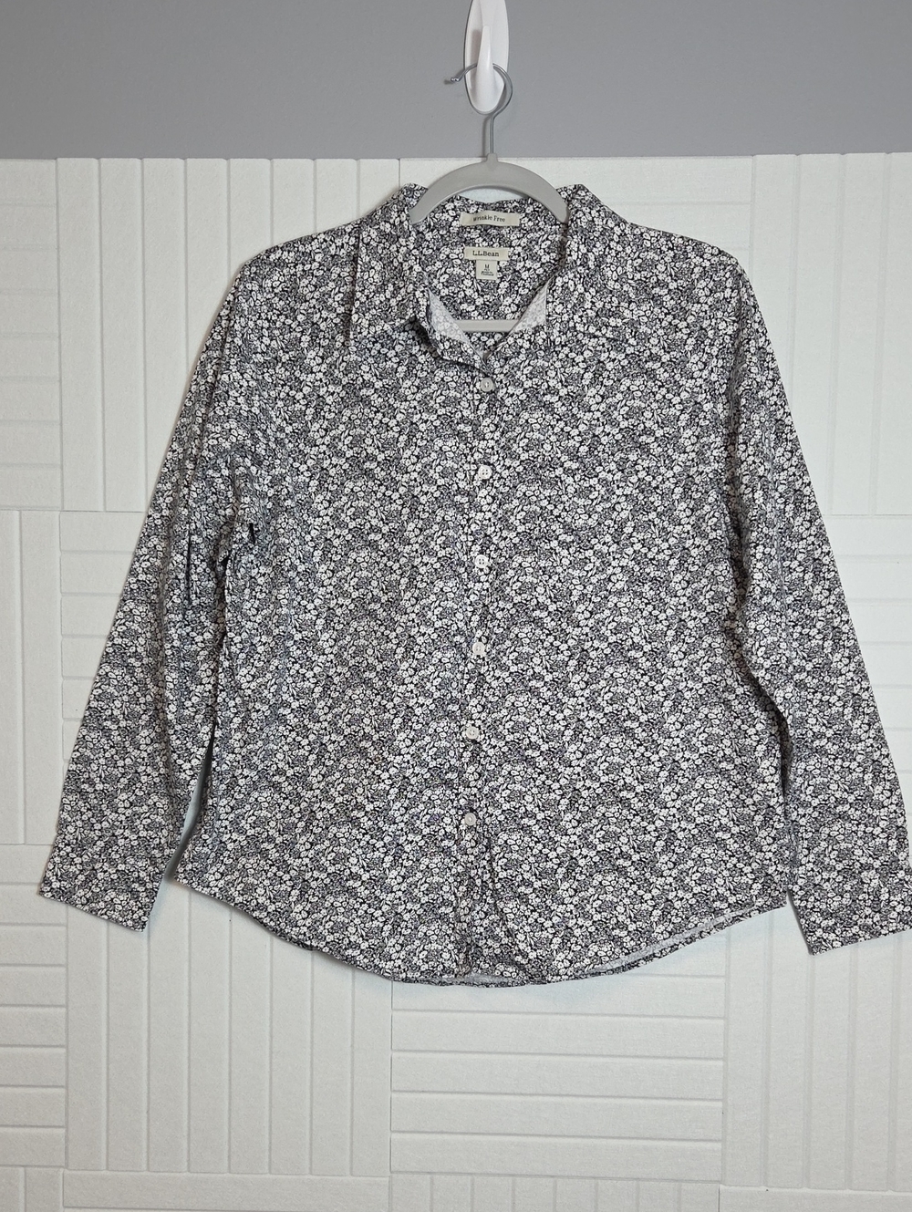 L.L. Bean Wrinkle Free 100% Cotton Black & White Floral Button Up Shirt Size MP